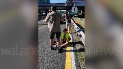 Scene from Ambientalisti bloccano la Tangenziale est a Milano, tensione con gli automobilisti