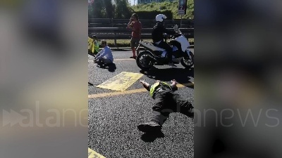 Scene from Ambientalisti bloccano la Tangenziale est a Milano, tensione con gli automobilisti