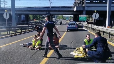 Scene from Ambientalisti bloccano la Tangenziale est a Milano, tensione con gli automobilisti