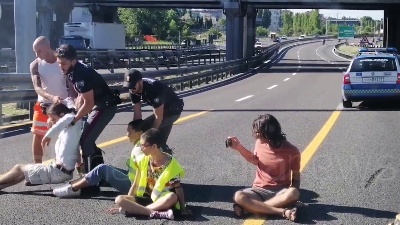 Scene from Ambientalisti bloccano la Tangenziale est a Milano, tensione con gli automobilisti