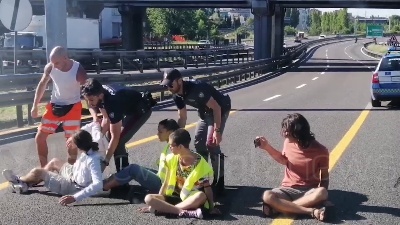 Scene from Ambientalisti bloccano la Tangenziale est a Milano, tensione con gli automobilisti