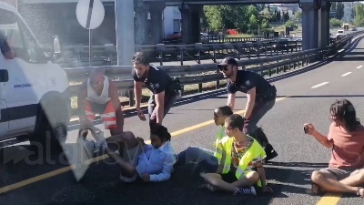 Scene from Ambientalisti bloccano la Tangenziale est a Milano, tensione con gli automobilisti