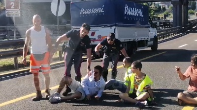 Scene from Ambientalisti bloccano la Tangenziale est a Milano, tensione con gli automobilisti