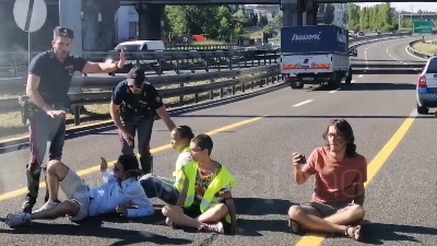 Scene from Ambientalisti bloccano la Tangenziale est a Milano, tensione con gli automobilisti