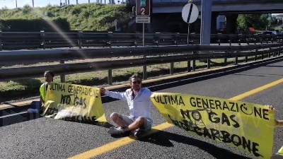 Scene from Ambientalisti bloccano la Tangenziale est a Milano, tensione con gli automobilisti