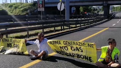 Scene from Ambientalisti bloccano la Tangenziale est a Milano, tensione con gli automobilisti