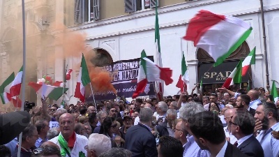 Scene from No al governo, in piazza anche stendardi e saluti fascisti