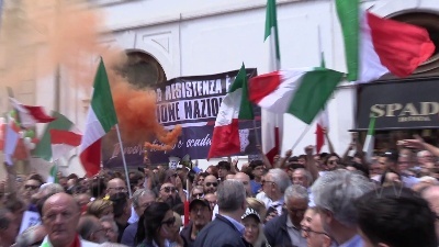 Scene from No al governo, in piazza anche stendardi e saluti fascisti