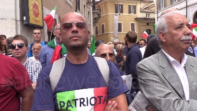 Scene from No al governo, in piazza anche stendardi e saluti fascisti