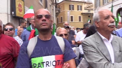 Scene from No al governo, in piazza anche stendardi e saluti fascisti