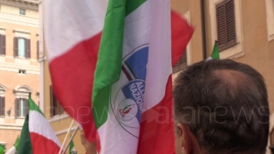 Scene from No al governo, in piazza anche stendardi e saluti fascisti