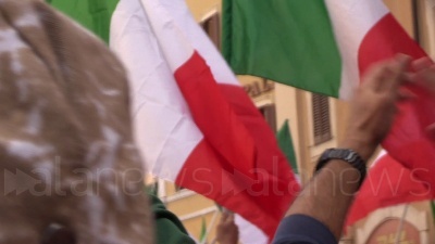 Scene from No al governo, in piazza anche stendardi e saluti fascisti
