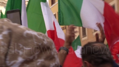 Scene from No al governo, in piazza anche stendardi e saluti fascisti