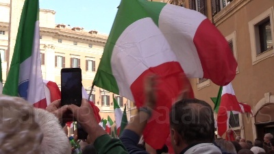 Scene from No al governo, in piazza anche stendardi e saluti fascisti