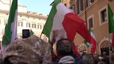 Scene from No al governo, in piazza anche stendardi e saluti fascisti