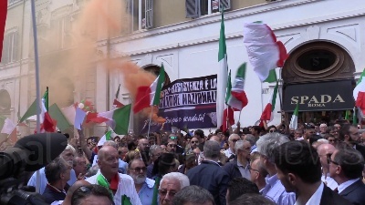Scene from No al governo, in piazza anche stendardi e saluti fascisti