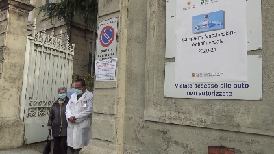Scene from Milano, l'Esercito attiva il punto vaccinale antinfluenzale: "Somministriamo seicento dosi al giorno"