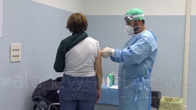 Scene from Milano, l'Esercito attiva il punto vaccinale antinfluenzale: "Somministriamo seicento dosi al giorno"
