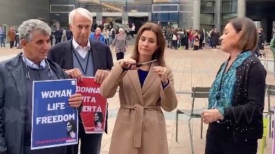 Scene from Iran, Gli eurodeputati del Pd si tagliano i capelli in solidarietà con le donne iraniane