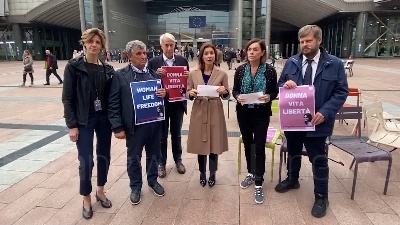 Scene from Iran, Gli eurodeputati del Pd si tagliano i capelli in solidarietà con le donne iraniane
