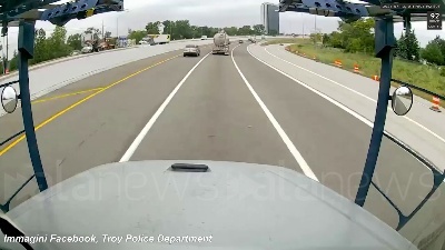 Scene from Usa, autocisterna si schianta contro lo spartitraffico e prende fuoco