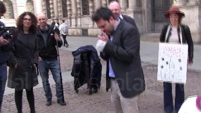 Scene from Cannabis: consigliere del Partito Democratico fuma spinello davanti a Comune Milano