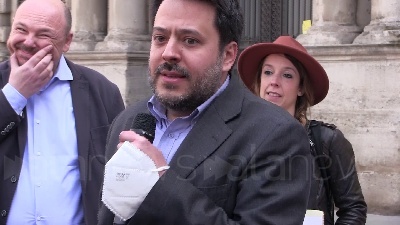 Scene from Cannabis: consigliere del Partito Democratico fuma spinello davanti a Comune Milano