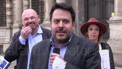 Scene from Cannabis: consigliere del Partito Democratico fuma spinello davanti a Comune Milano