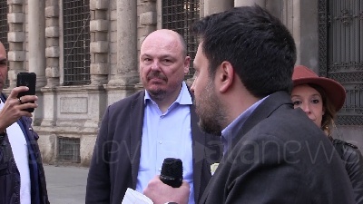 Scene from Cannabis: consigliere del Partito Democratico fuma spinello davanti a Comune Milano