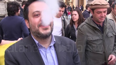 Scene from Cannabis: consigliere del Partito Democratico fuma spinello davanti a Comune Milano