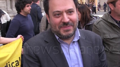 Scene from Cannabis: consigliere del Partito Democratico fuma spinello davanti a Comune Milano