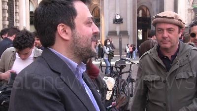 Scene from Cannabis: consigliere del Partito Democratico fuma spinello davanti a Comune Milano