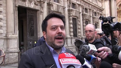 Scene from Cannabis: consigliere del Partito Democratico fuma spinello davanti a Comune Milano