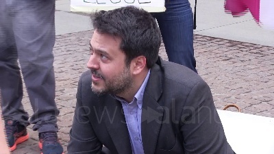 Scene from Cannabis: consigliere del Partito Democratico fuma spinello davanti a Comune Milano