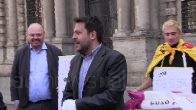 Scene from Cannabis: consigliere del Partito Democratico fuma spinello davanti a Comune Milano