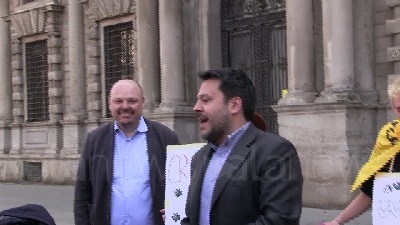 Scene from Cannabis: consigliere del Partito Democratico fuma spinello davanti a Comune Milano