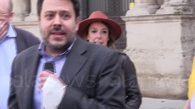 Scene from Cannabis: consigliere del Partito Democratico fuma spinello davanti a Comune Milano