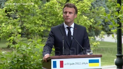 Scene from Ucraina, Macron: "La Francia consegnerà altri sei cannoni Caesar"