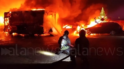 Scene from Milano, incendio in un piazzale di sosta: coinvolti 20 mezzi parcheggiati