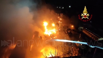 Scene from Milano, incendio in un piazzale di sosta: coinvolti 20 mezzi parcheggiati