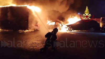 Scene from Milano, incendio in un piazzale di sosta: coinvolti 20 mezzi parcheggiati