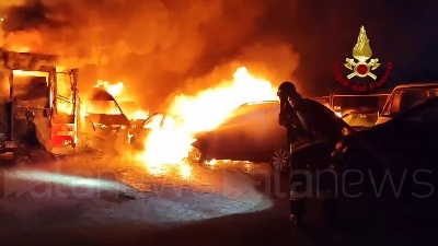 Scene from Milano, incendio in un piazzale di sosta: coinvolti 20 mezzi parcheggiati