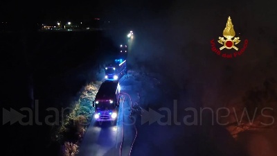 Scene from Milano, incendio in un piazzale di sosta: coinvolti 20 mezzi parcheggiati