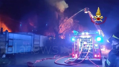 Scene from Milano, incendio in un piazzale di sosta: coinvolti 20 mezzi parcheggiati