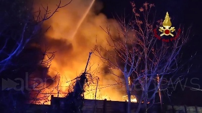 Scene from Milano, incendio in un piazzale di sosta: coinvolti 20 mezzi parcheggiati