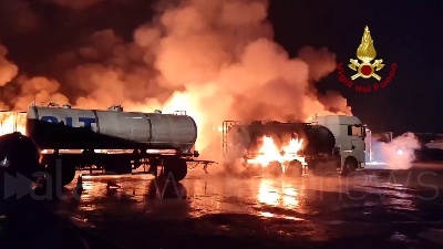 Scene from Milano, incendio in un piazzale di sosta: coinvolti 20 mezzi parcheggiati