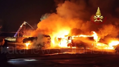 Scene from Milano, incendio in un piazzale di sosta: coinvolti 20 mezzi parcheggiati