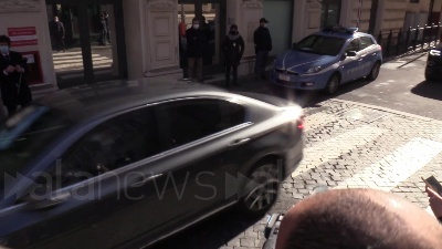 Scene from Governo, Conte lascia Palazzo Chigi per andare al Quirinale