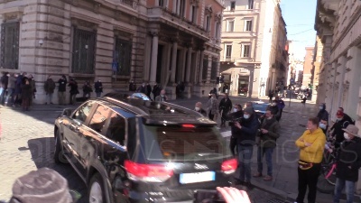 Scene from Governo, Conte lascia Palazzo Chigi per andare al Quirinale