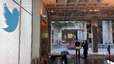 Scene from Elon Musk entra nella sede di Twitter con un lavandino in mano